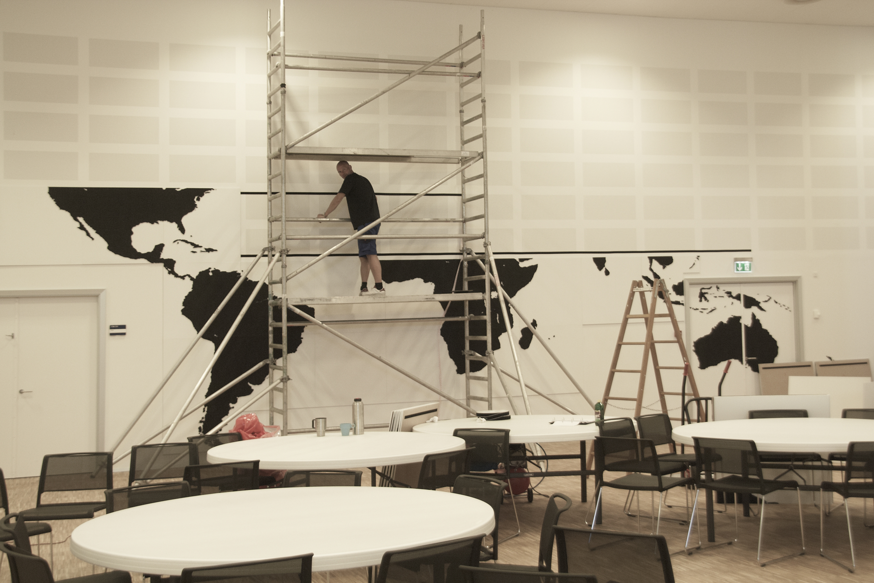 fraster, filt, opklæbning, akustik, uld filt, inspiration, design, indretning, filttavle, udsmykning, opklæbet filt, filt på væg, limet filt, vægfilt, filtfarve, dekoration